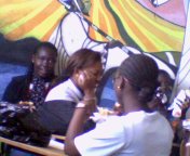 les filles en trin de manger